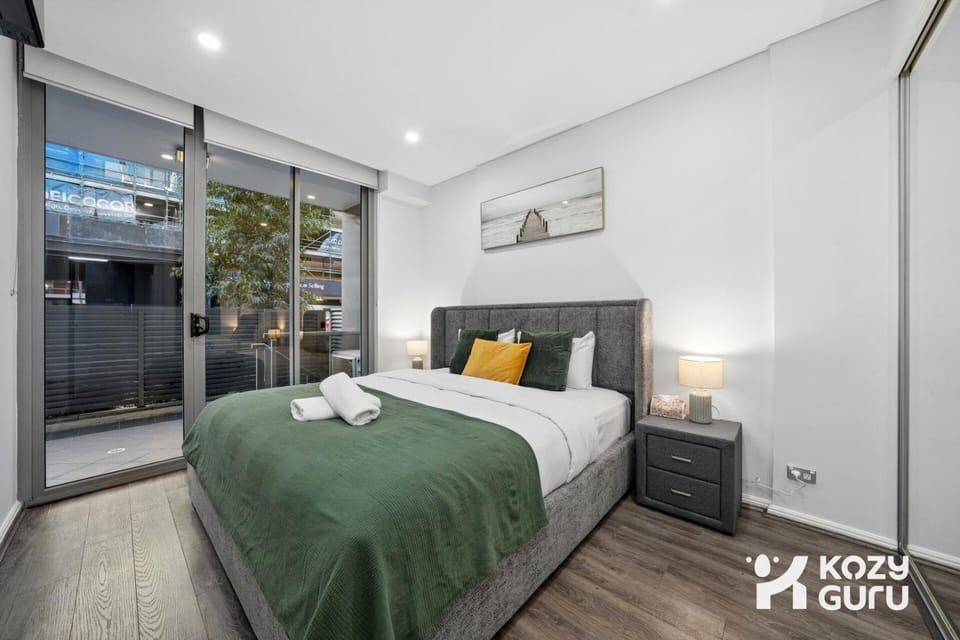 KozyGuru | Rhodes | Modern Retreat by Station Apartment in Sydney