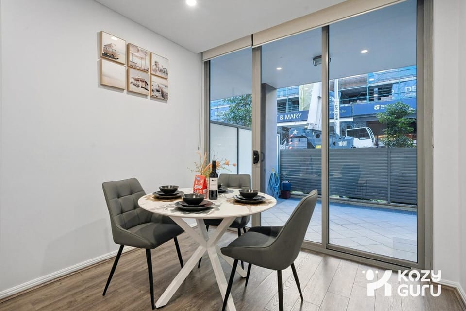 KozyGuru | Rhodes | Modern Retreat by Station Apartment in Sydney