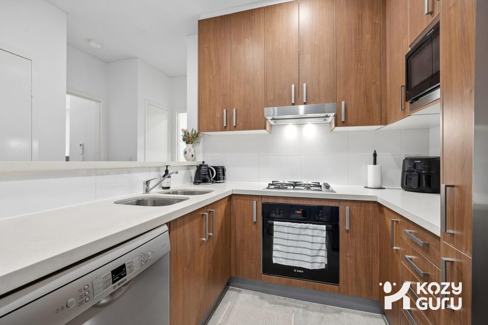 KozyGuru | Rhodes | Modern Retreat by Station Apartment in Sydney