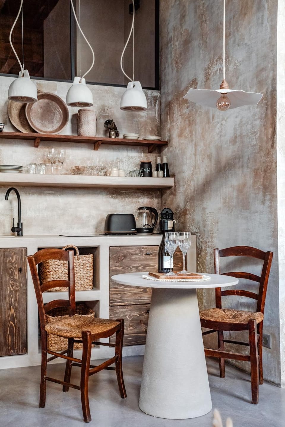 Kitchen or kitchenette, Dining area