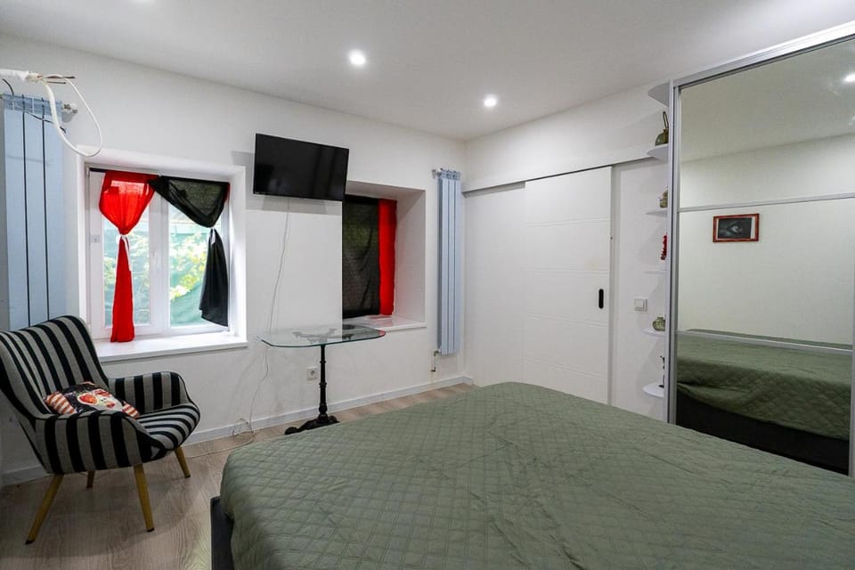 Bed, TV and multimedia, Photo of the whole room, Seating area, Bedroom, wardrobe