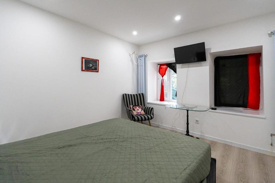 Bed, TV and multimedia, Photo of the whole room, Bedroom
