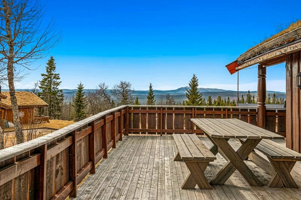 Hilltop cabin with views of Trysilfjellet Cabin in Innlandet