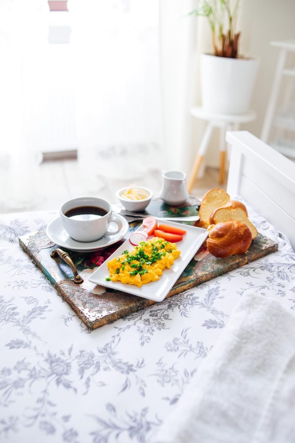 Bed, Food and drinks, Bedroom, Food, Breakfast, Continental breakfast
