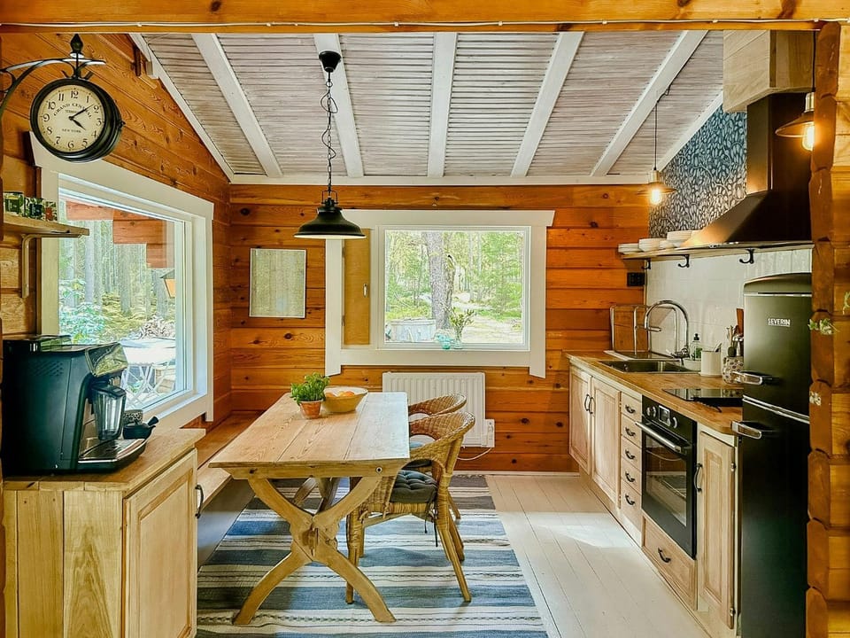 Log cabin with wood-fired sauna & Hot-Tub Cabin in Sweden