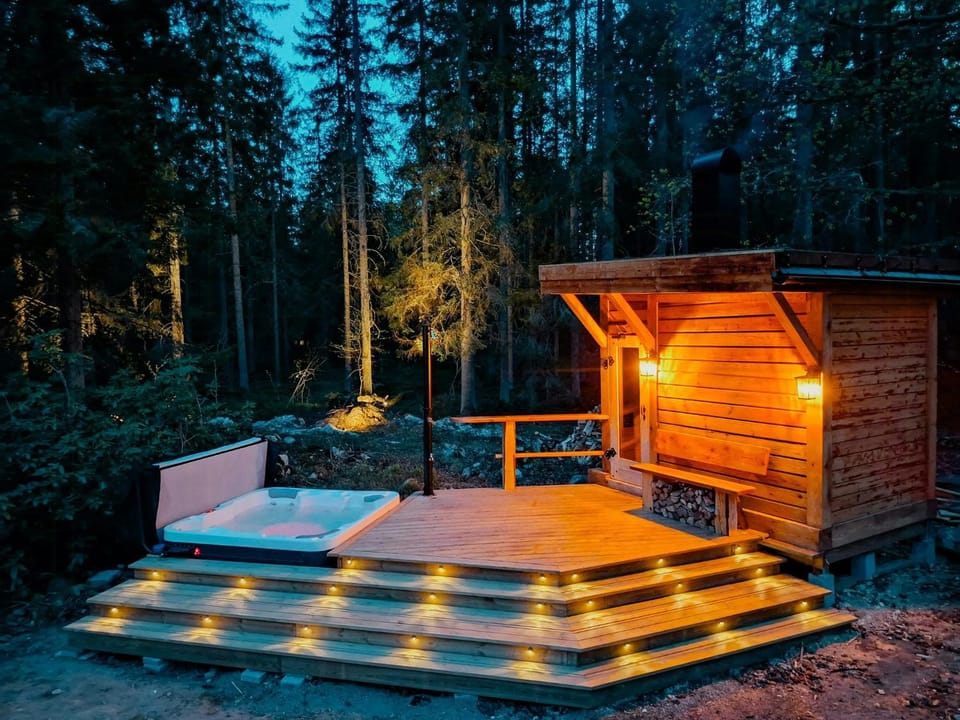 Log cabin with wood-fired sauna & Hot-Tub Cabin in Sweden