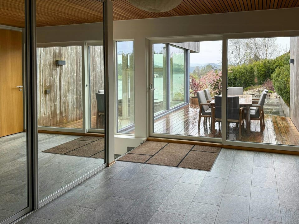 Cottage and boathouse by the sea in Sveio House in Rogaland