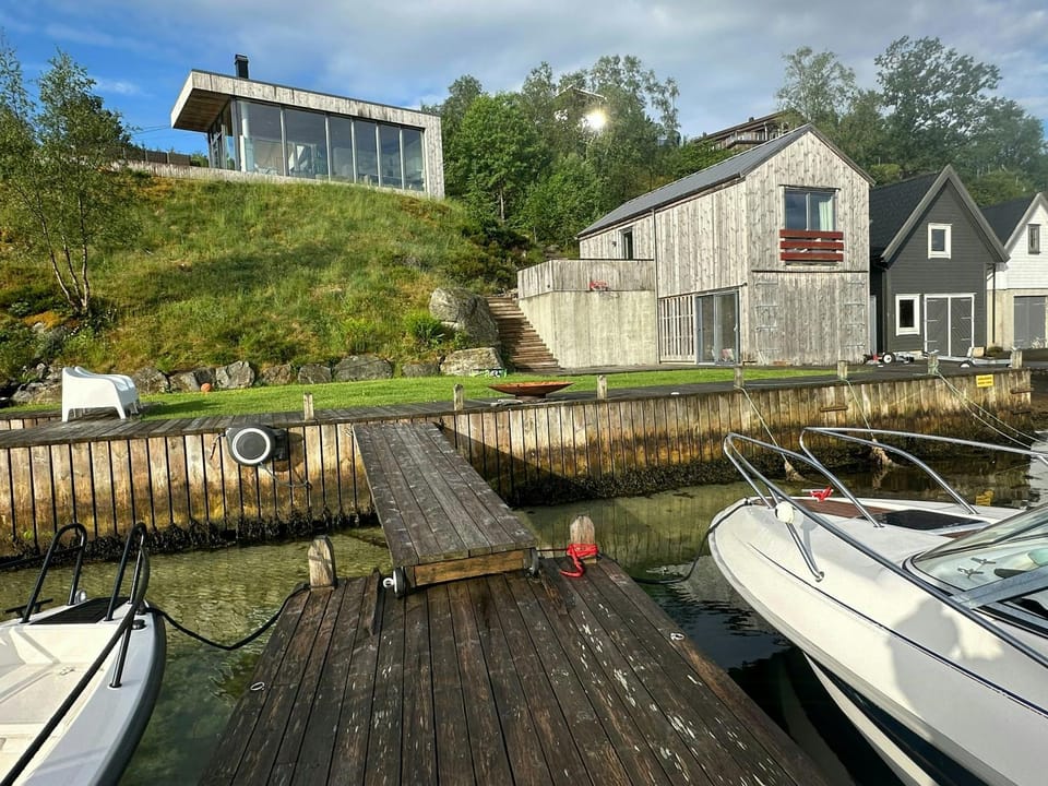 Cottage and boathouse by the sea in Sveio House in Rogaland