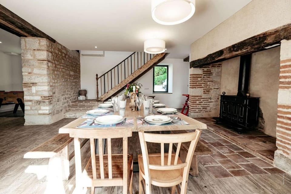 Dining area, fireplace