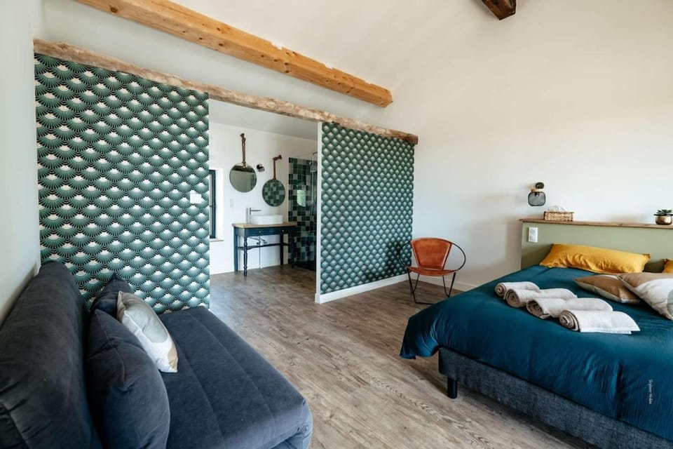 Bed, Photo of the whole room, Bedroom, towels