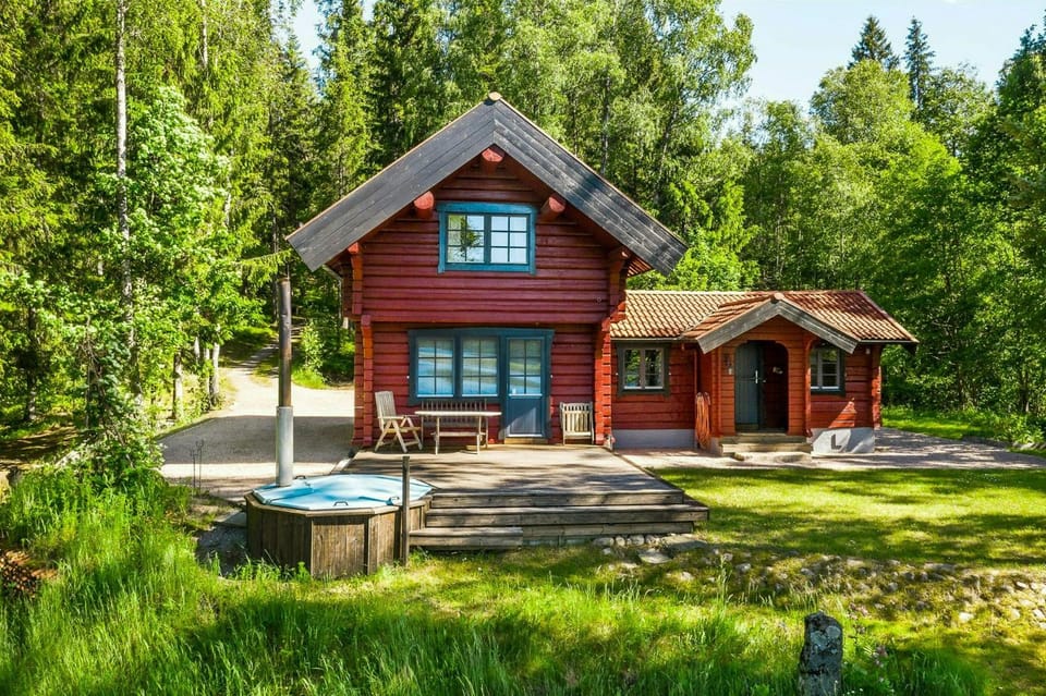 Timber cabin with sauna by the lake in Isaberg Cabin in Västra Götaland County