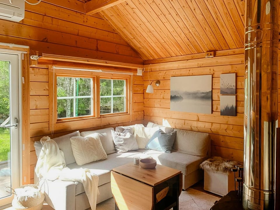 Log cabin with hot tub and nature right outside Cabin in Sweden