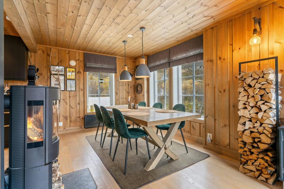 Mountain cabin with sauna and ski-in ski-out Cabin in Vestland