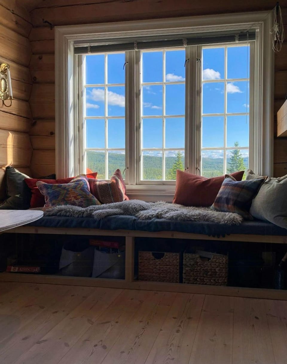 Log cabin with views of Lake Svansettjonni Cabin in Viken, Norway