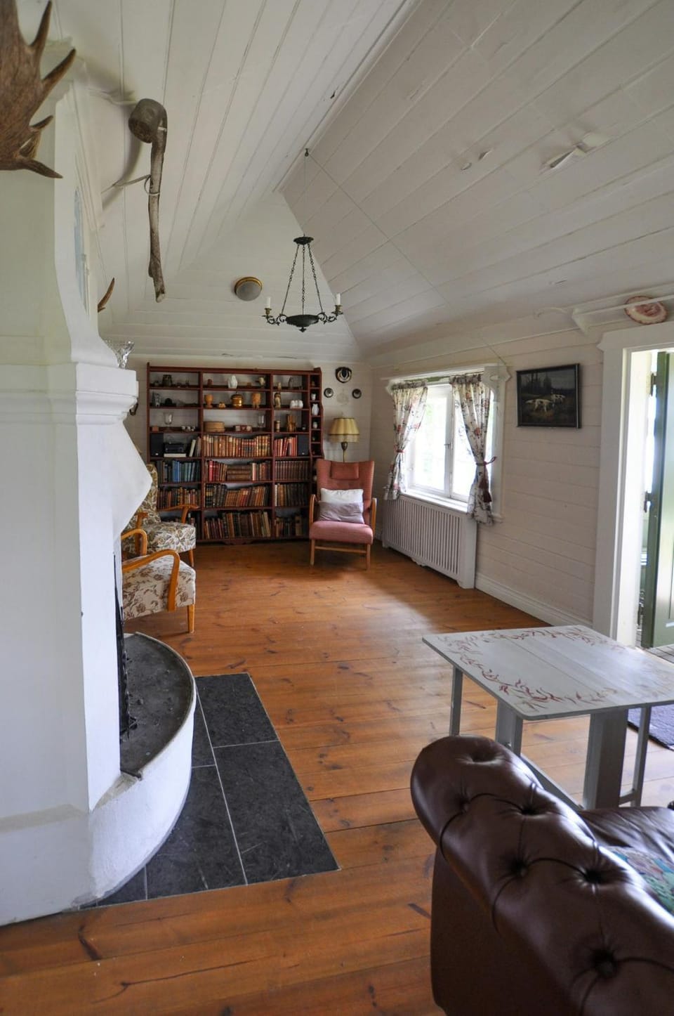 Hunting lodge by Sweden's largest private lake House in Västra Götaland County