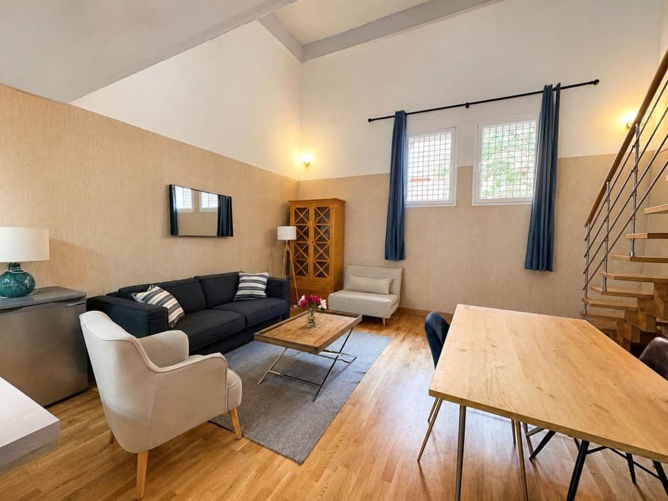 TV and multimedia, Living room, Seating area, Dining area
