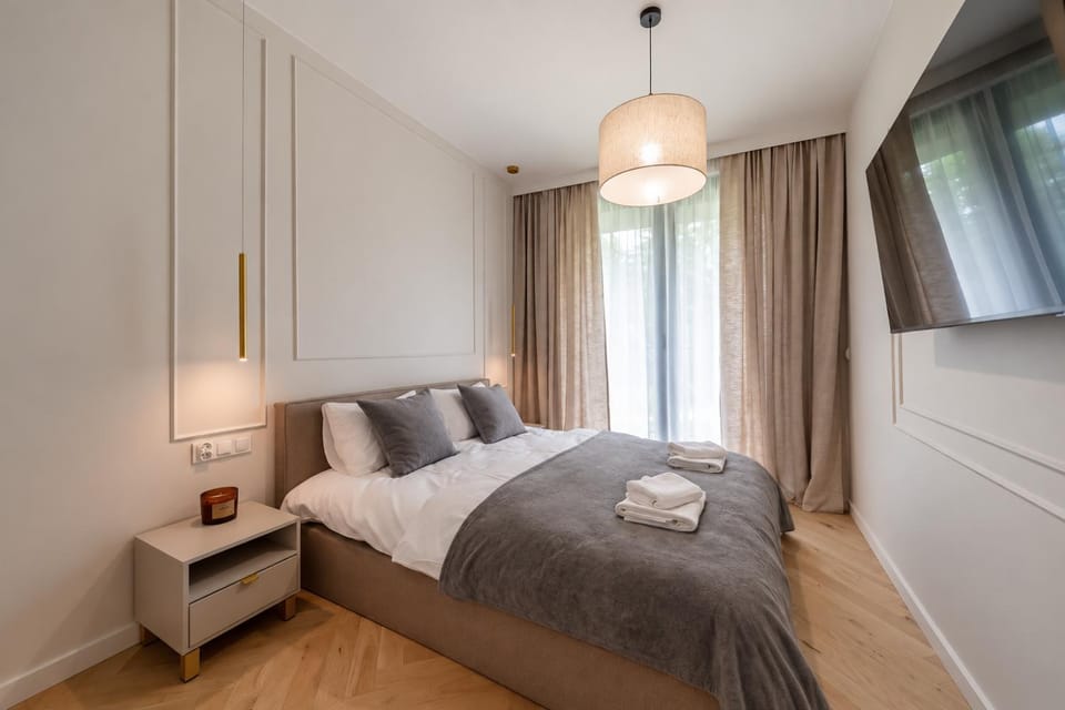 Bed, TV and multimedia, Photo of the whole room, Bedroom, towels