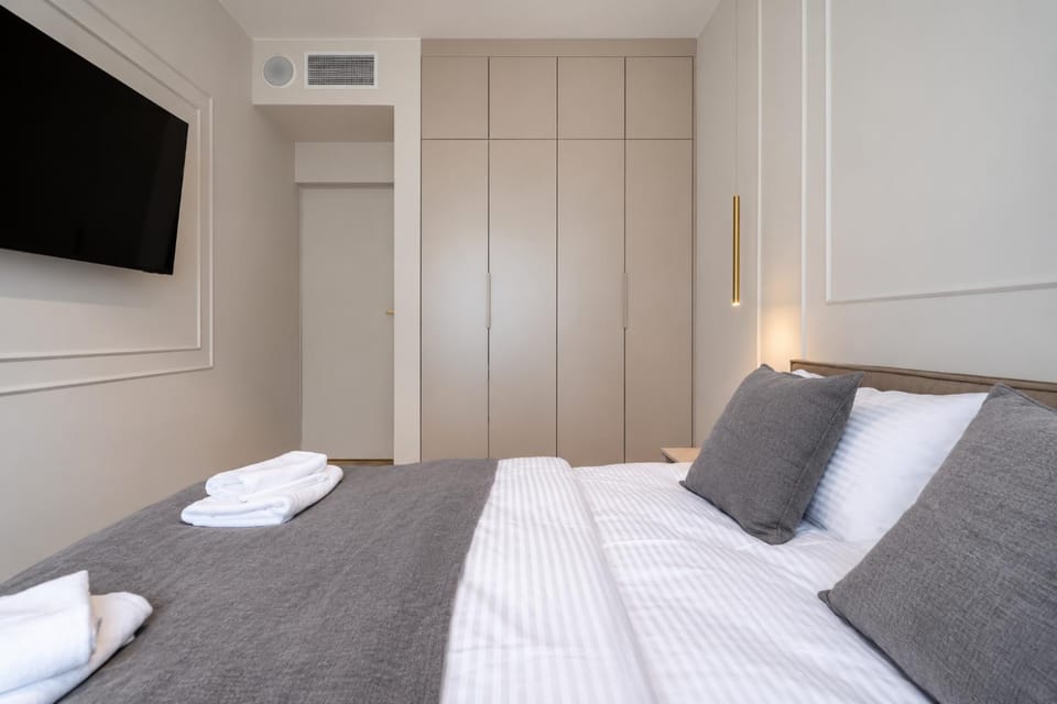 Bed, TV and multimedia, Photo of the whole room, Bedroom, towels, wardrobe, air conditioner