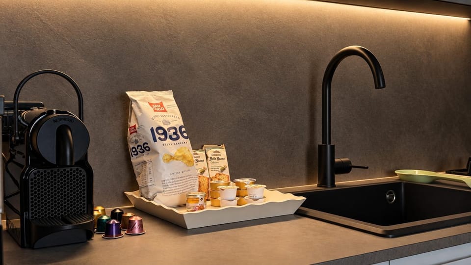 Coffee/tea facilities, Food and drinks, Food, minibar
