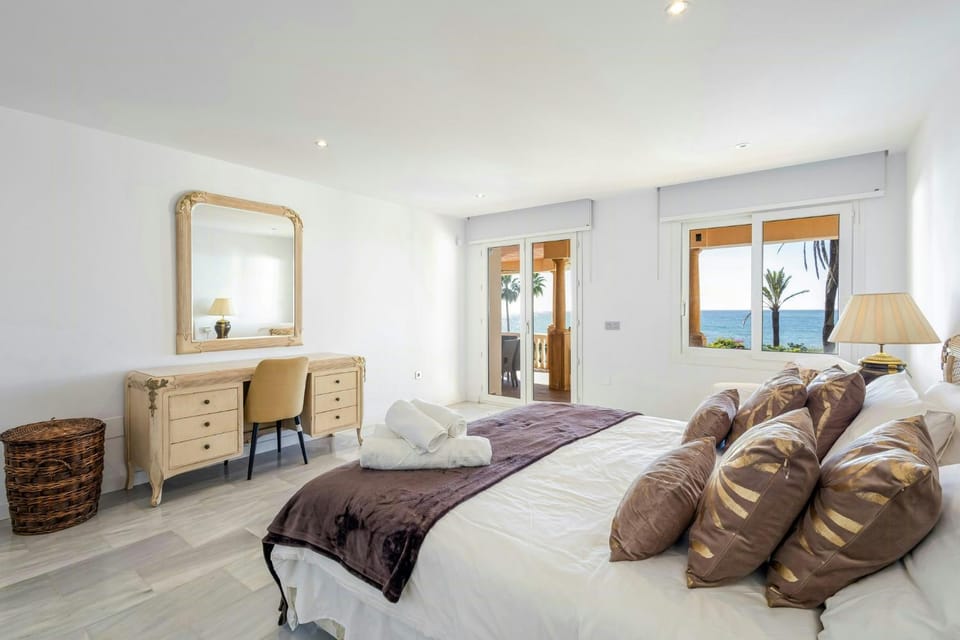 Frontline beachside villa with a private pool House in Sitio de Calahonda