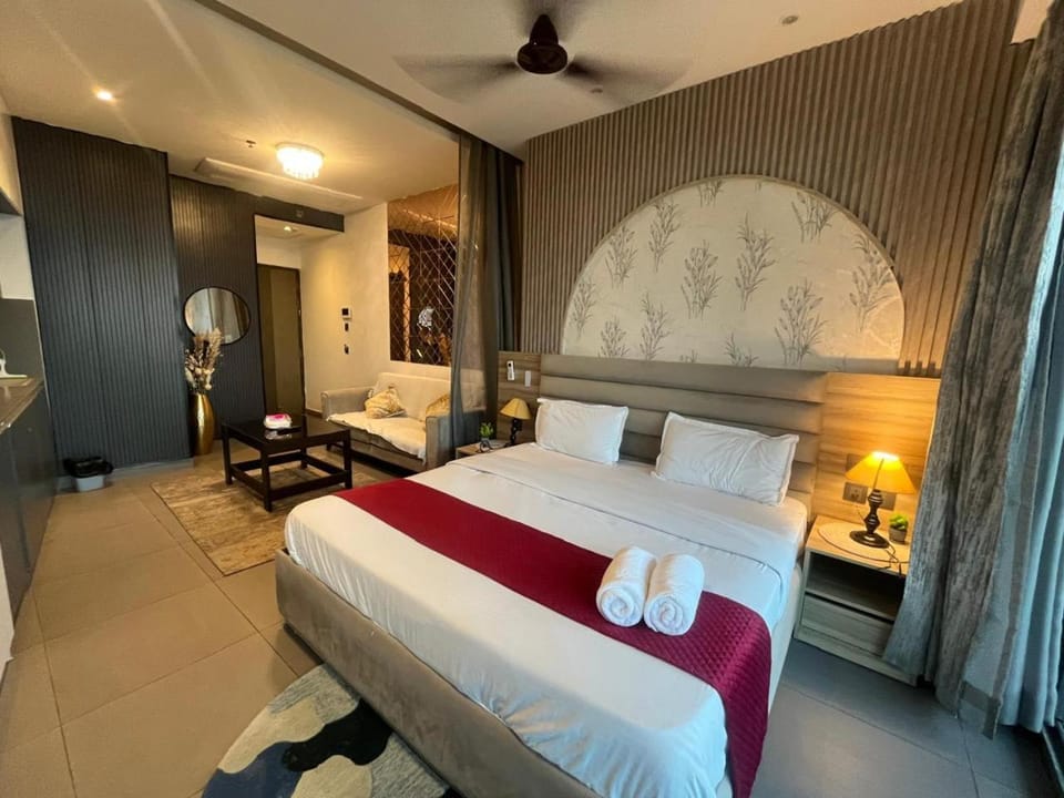 Bed, Photo of the whole room, Bedroom, fireplace, towels