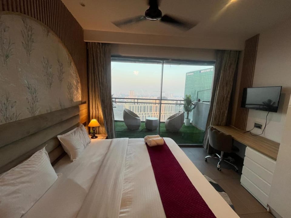 Bed, TV and multimedia, View (from property/room), Balcony/Terrace, Photo of the whole room, Bedroom