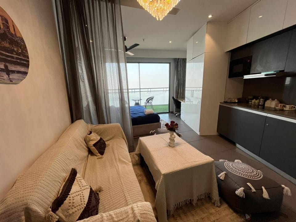Bed, TV and multimedia, Living room, Photo of the whole room, Bedroom, towels