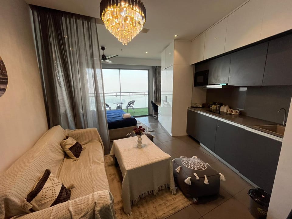 Bed, TV and multimedia, Kitchen or kitchenette, Living room, Photo of the whole room, Seating area, Dining area, Bedroom