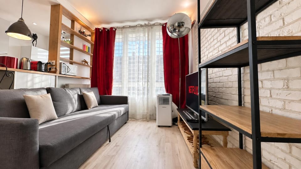 Bed, TV and multimedia, Living room, Seating area