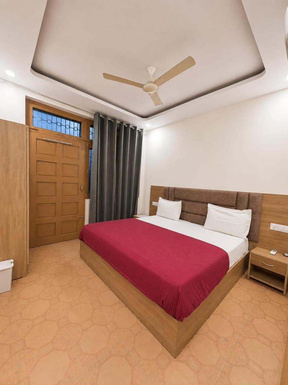 Photo of the whole room, Bedroom