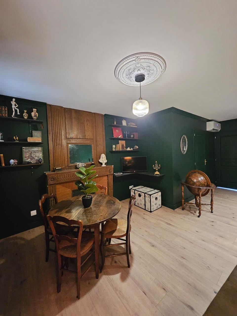 Le Cabinet des Curiosités - T2 centre de Parthenay Cabin in Nouvelle-Aquitaine