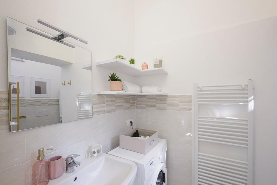 Shower, Toilet, Bathroom, towels, washing machine