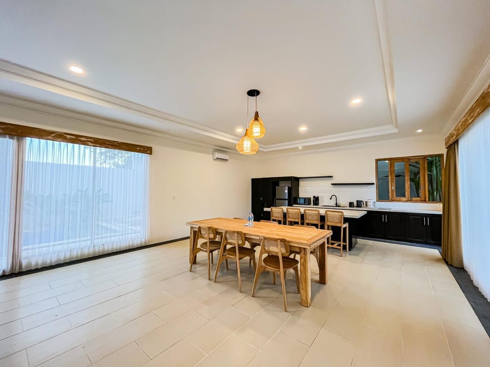 Kitchen or kitchenette, Dining area