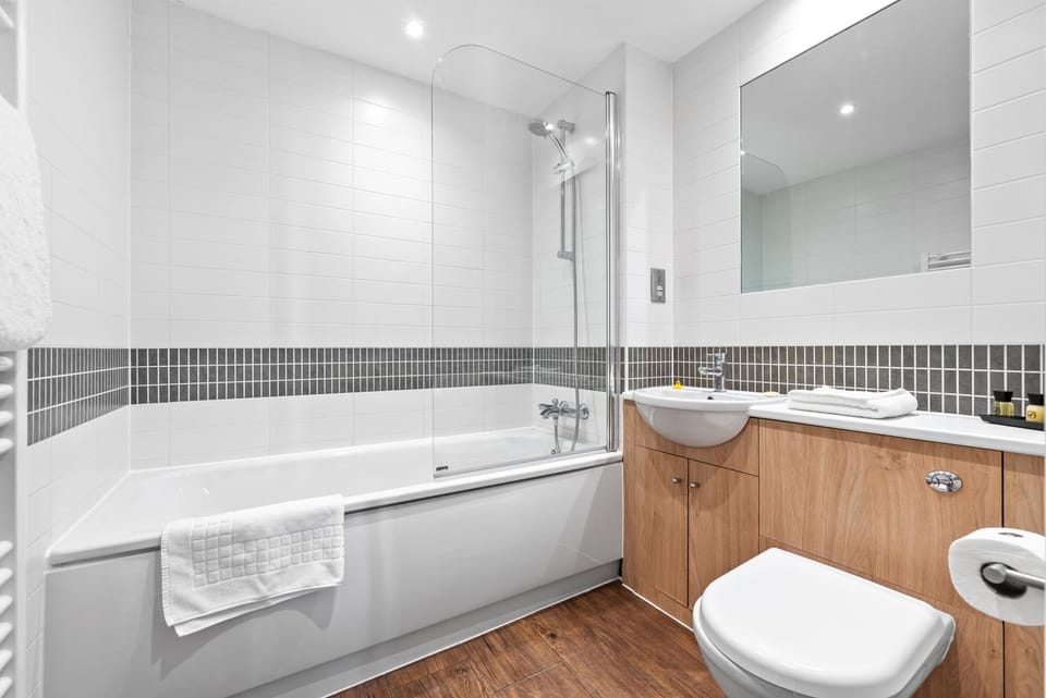 Shower, Toilet, Bathroom, Bath, towels