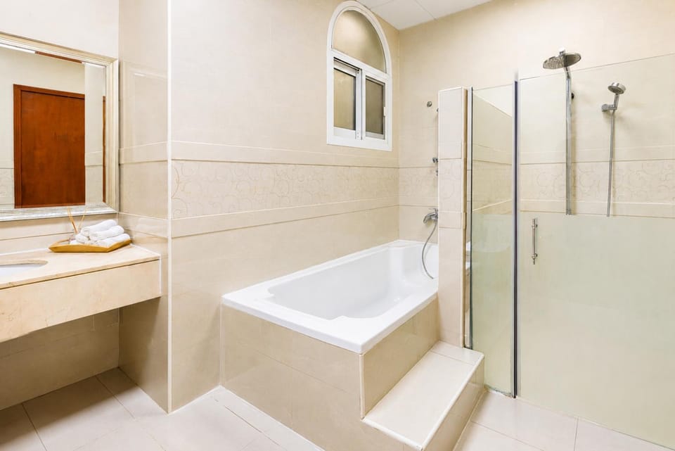 Spacious Modern Master with Balcony 3 - The Villa Jumeirah Apartment in Dubai
