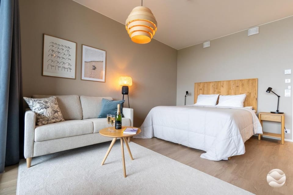 Bed, Living room, Photo of the whole room, Seating area, Bedroom