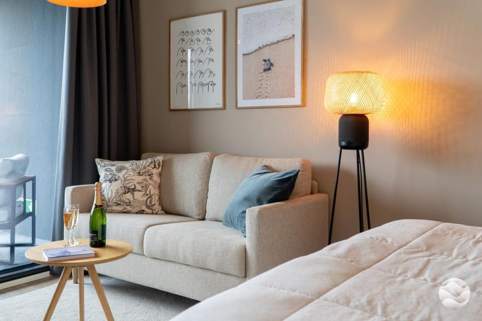 Bed, Living room, Photo of the whole room, Seating area
