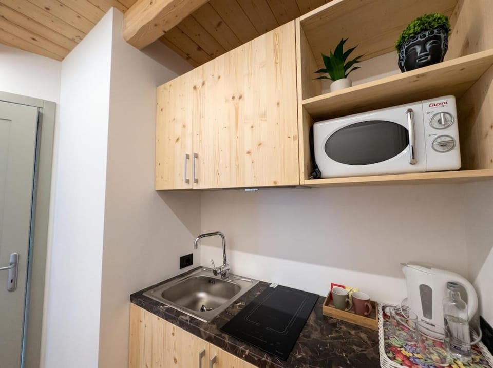 Coffee/tea facilities, Kitchen or kitchenette, stove