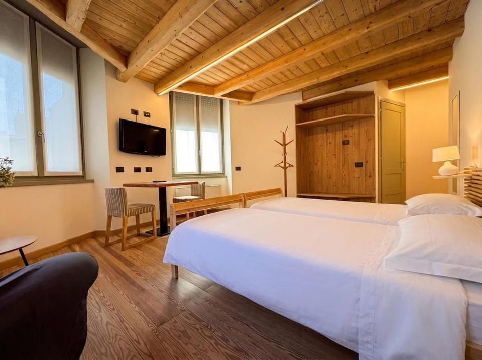 Bed, TV and multimedia, Living room, Photo of the whole room, Seating area, Bedroom