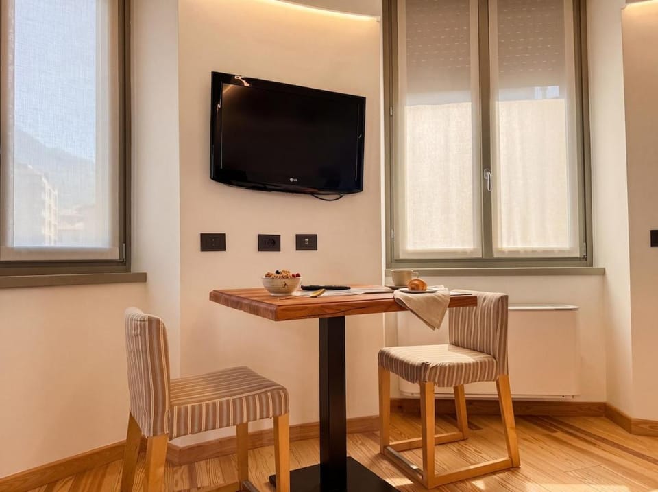 TV and multimedia, Living room, Seating area, Dining area
