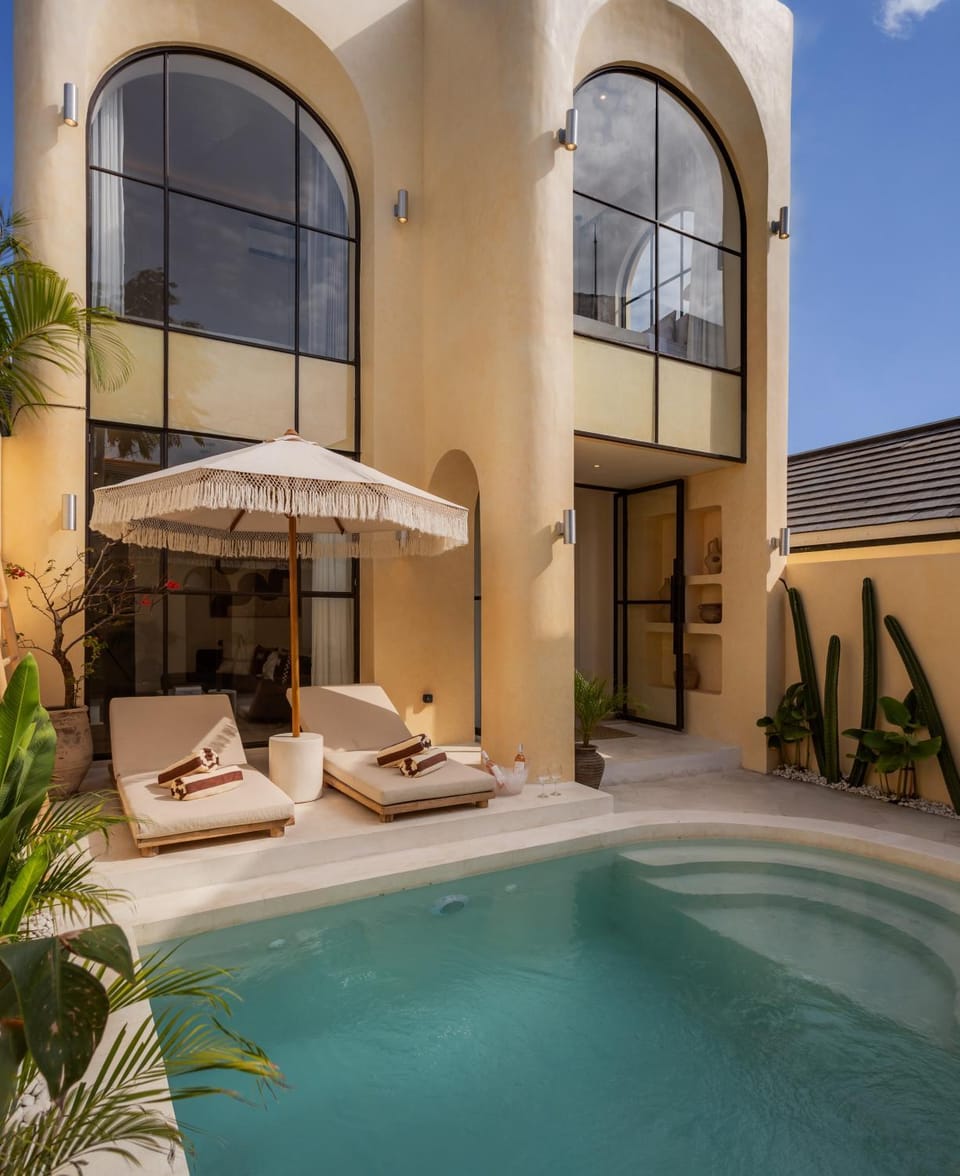 Property building, Patio, Day, Balcony/Terrace, Swimming pool, sunbed