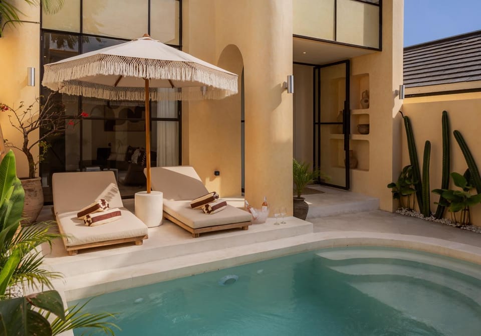 Property building, Day, Swimming pool, sunbed, towels
