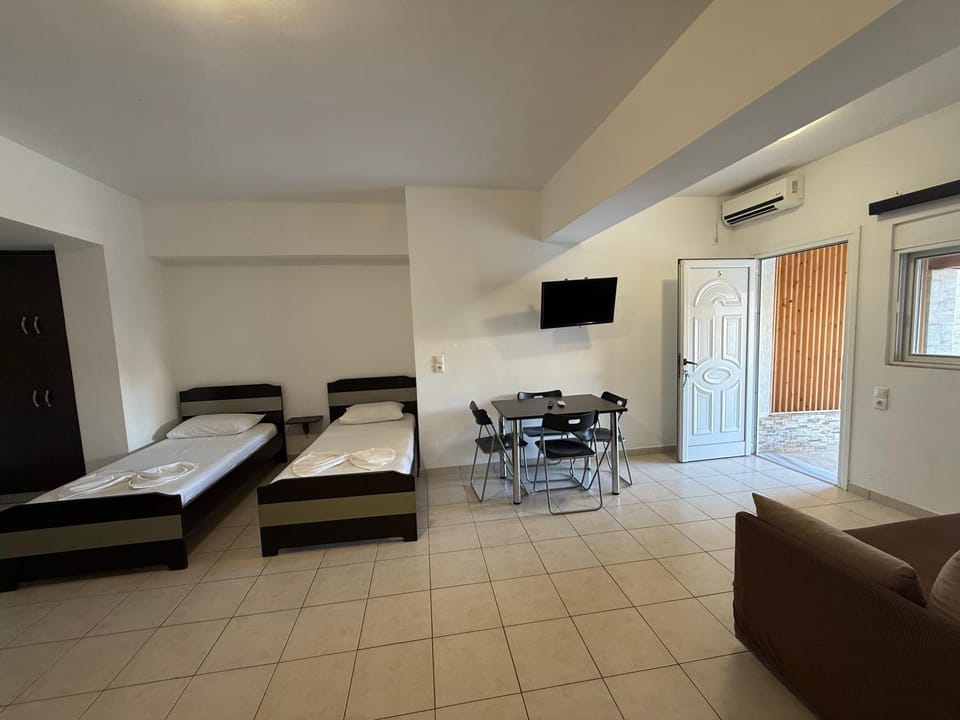 Bed, TV and multimedia, Photo of the whole room, Bedroom