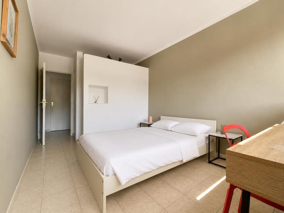 Bed, Photo of the whole room, Seating area, Bedroom
