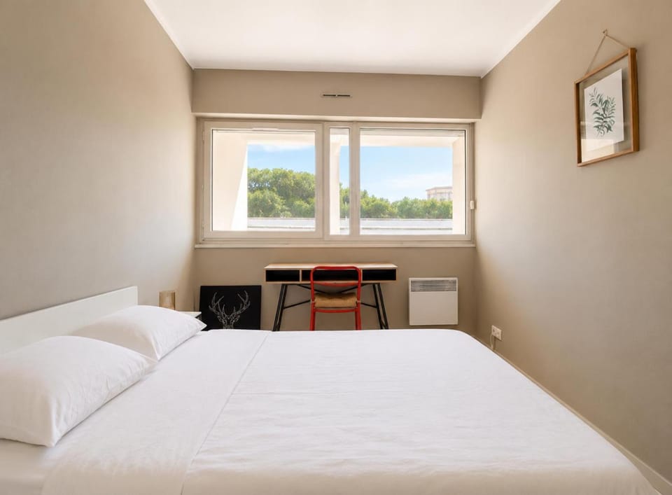 Bed, Photo of the whole room, Seating area, Bedroom
