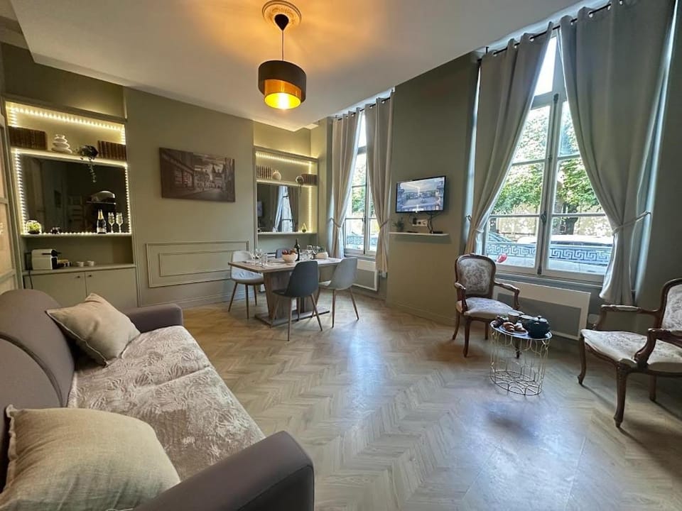 Communal lounge/ TV room, TV and multimedia, Living room, Seating area, Dining area
