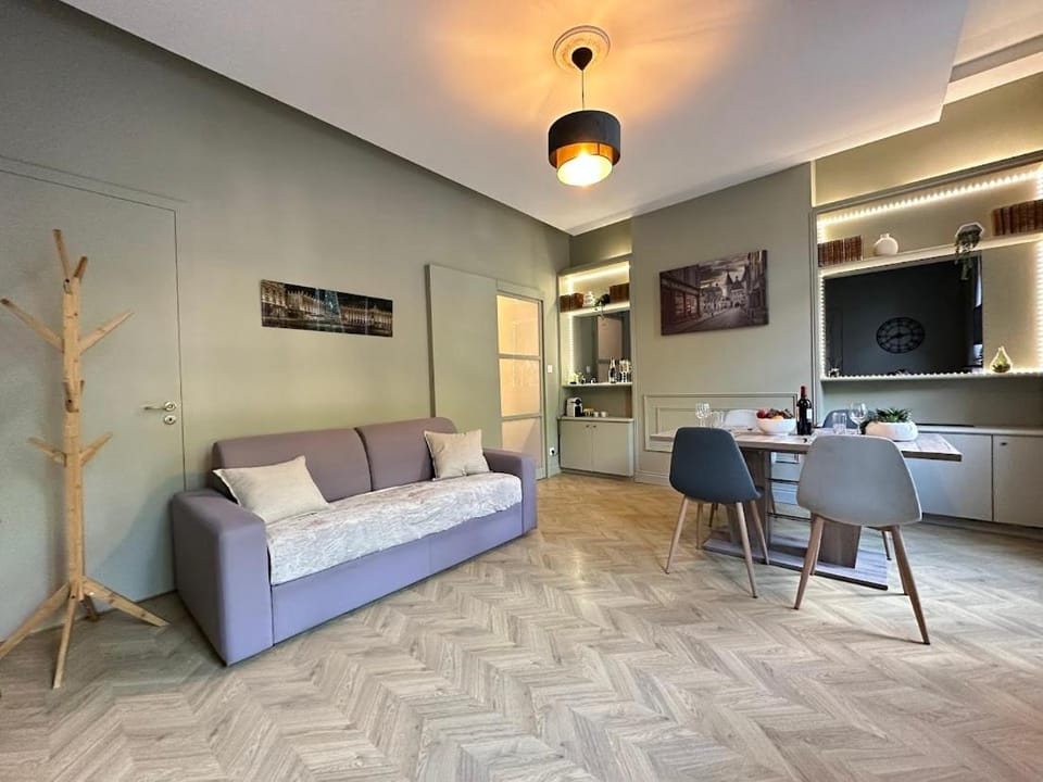 Communal lounge/ TV room, TV and multimedia, Living room, Seating area, Dining area
