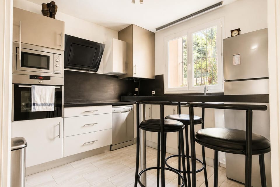 AC Duplex with Parking & Terrace Close to the Beaches BENAKEY Apartment in Cannes