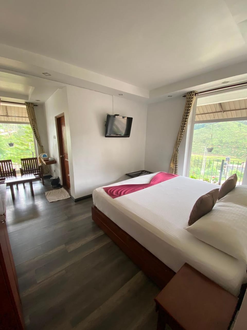 Bed, TV and multimedia, Photo of the whole room, Bedroom