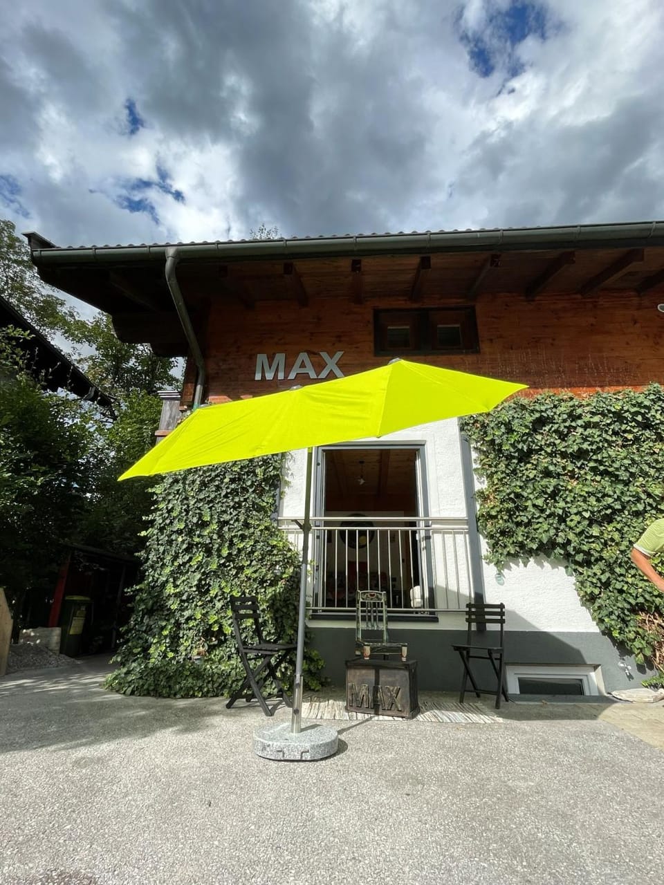 Property building, Patio, Balcony/Terrace